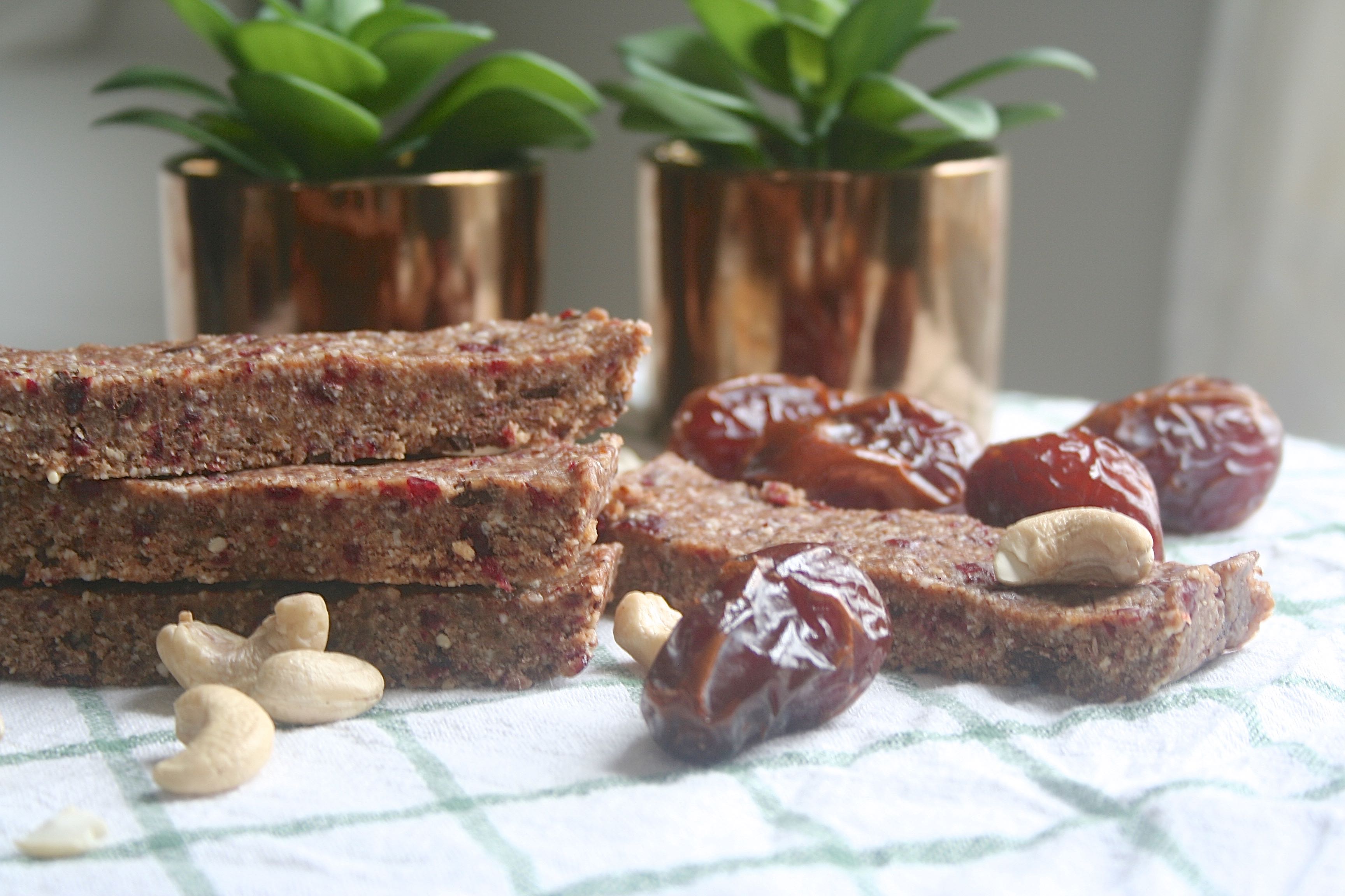 cashew date bars