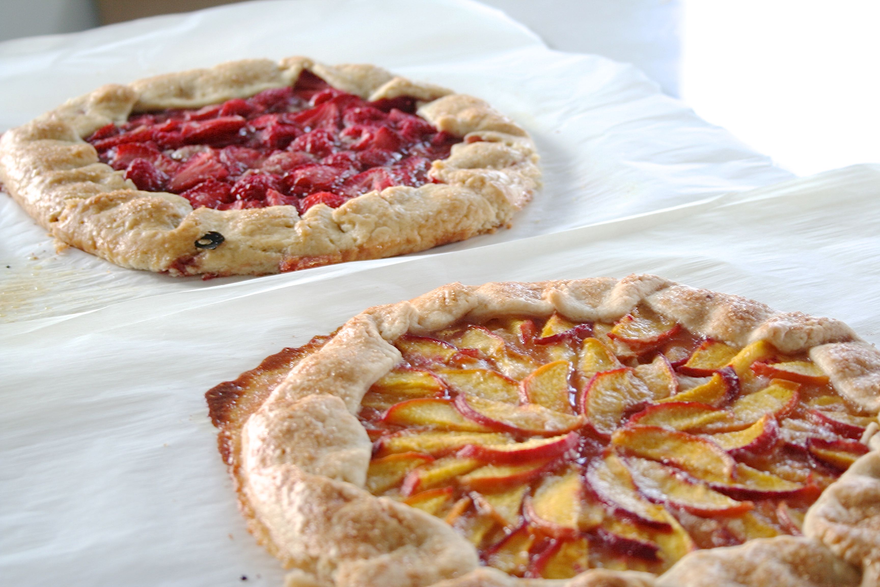 peach and strawberry fruit tarts